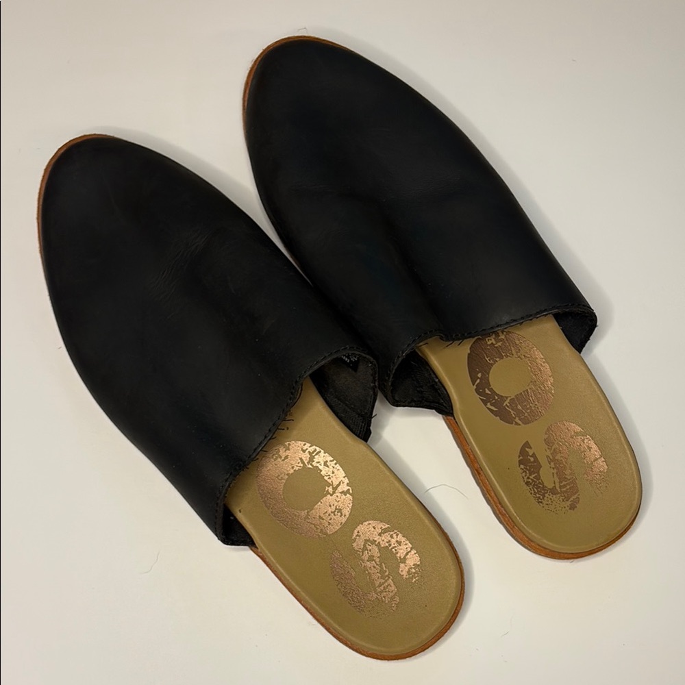 Sorel black leather slides